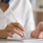 ⁦قلم ذكي إنتيليو من باورولوجي لأجهزة آيباد 2018-2024 - أبيض⁩ - الصورة ⁦2⁩