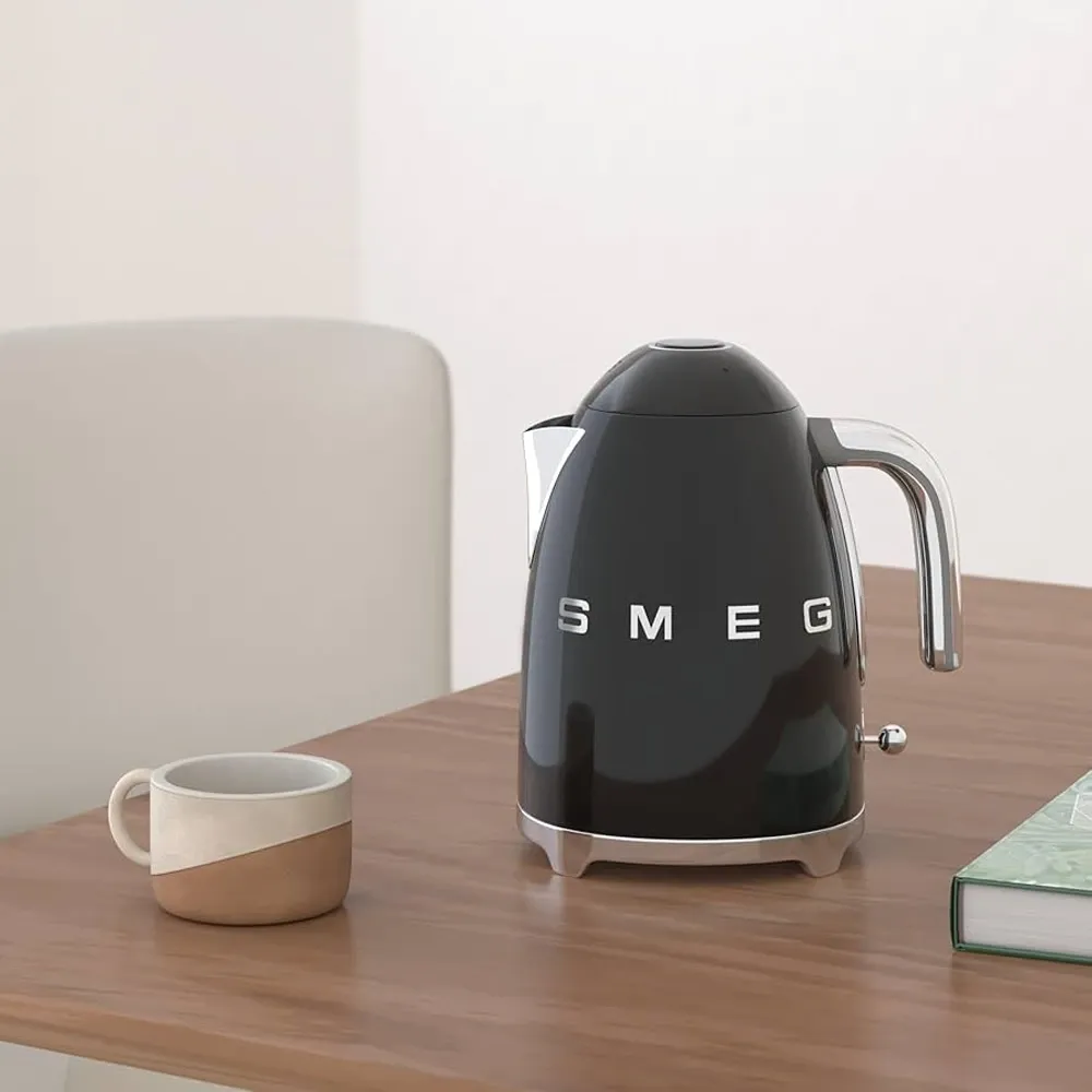 smeg-klf03-50-s-style-electric-kettle-1-7-l-black غلاية كهربائية من سميج طراز الخمسينيات KLF03 سعة 1.7 لتر - أسود - الصورة 1