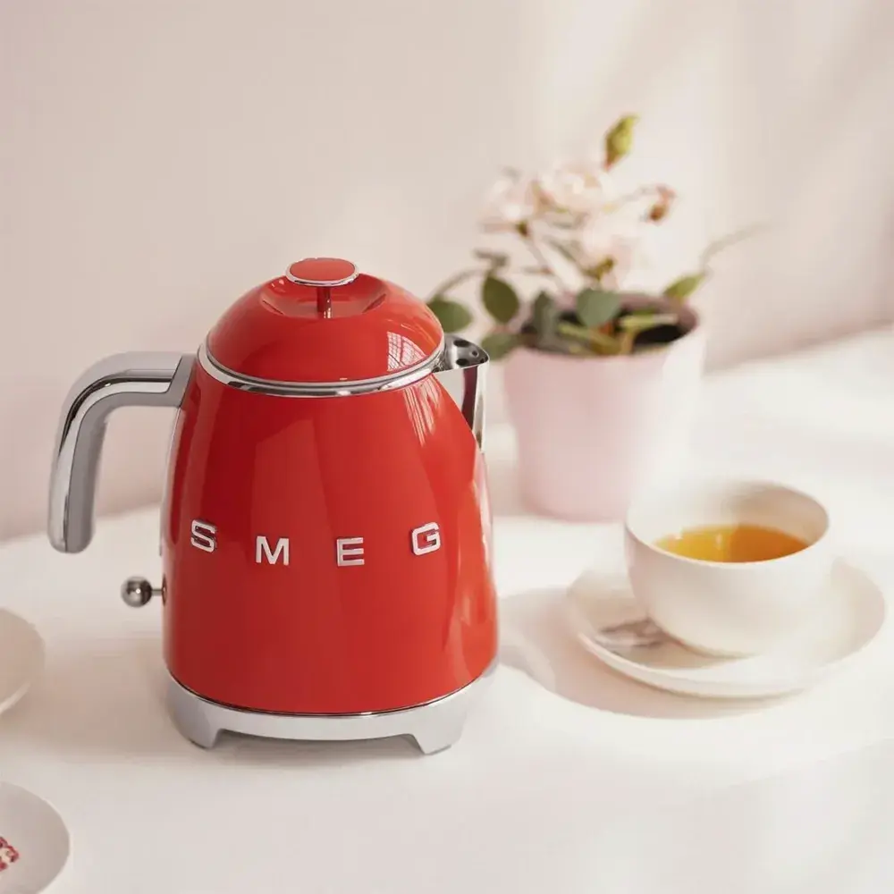 smeg klf05 50 s style mini electric kettle 0 8 l red large