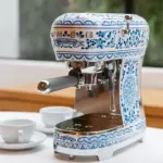 ماكينة تحضير الإسبريسو اليدوية من Smeg (طراز الخمسينيات) إصدار Blu Mediterraneo - تعاون Smeg مع Dolce & Gabbana