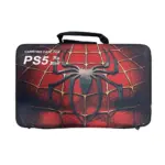 ⁦حزمة جهاز PS5 Slim الرقمي (R2) – تشمل وحدة تحكم + حقيبة حمل باللون الأحمر ”سبايدرمان“⁩ - الصورة ⁦3⁩