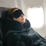 ⁦طقم الراحة للسفر بورودو لايف ستايل 2 في 1 (وسادة سفر وبطانية) - أسود⁩ - الصورة ⁦3⁩
