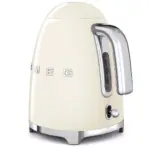 ⁦غلاية كهربائية من سميج (Smeg) بتصمّيم طراز الخمسينيات سعة 1.7 لتر وبقوة 3000 واط لغلي سريع - كريمي<br/>⁩ - الصورة ⁦2⁩