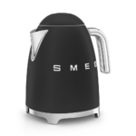 ⁦غلاية سميج (Smeg) بنمط الخمسينيات الكلاسيكي (Retro Style)، بـ 7 إعدادات لدرجة الحرارة، سعة 1.7 لتر مع مؤشر لمستوى الماء، قاعدة دوارة 360 درجة، مصنوعة من الفولاذ المقاوم للصدأ - باللون الاسود المطفي.⁩ - الصورة ⁦3⁩
