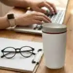 ⁦كوب LePresso QuirkSip المعزول حرارياً بجدار مزدوج وفراغ هوائي سعة 360 مل - بيج⁩ - الصورة ⁦3⁩