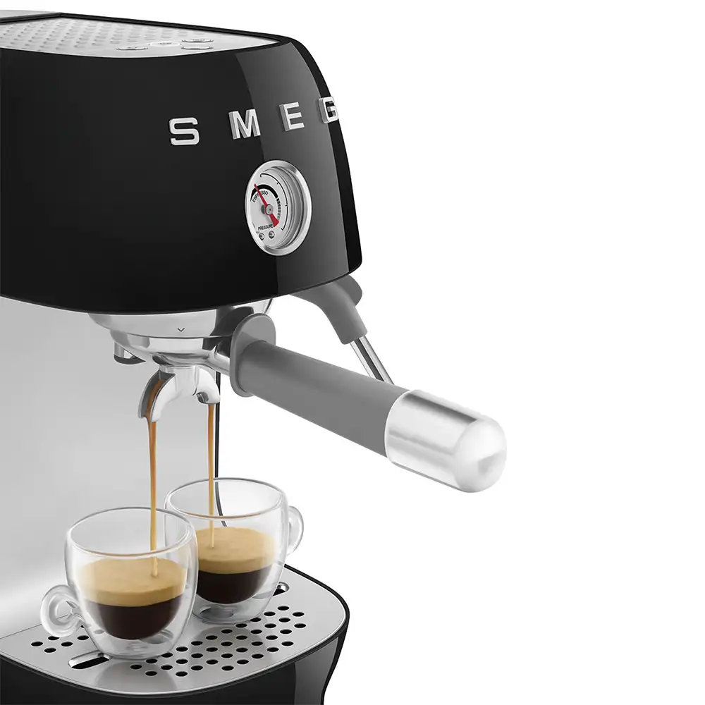 ⁦ماكينة قهوة الإسبريسو من Smeg بتصميم مستوحى من الخمسينيات ومزودة بمضخة - أسود⁩ - الصورة ⁦3⁩
